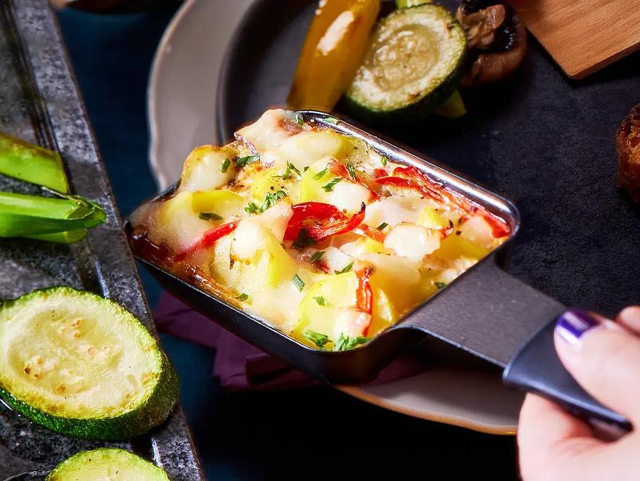 Raclette Pfännchen Ideen mit Käse Gemüse und Kartoffeln